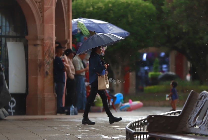 La lluvia sorprendió a los duranguenses esta tarde