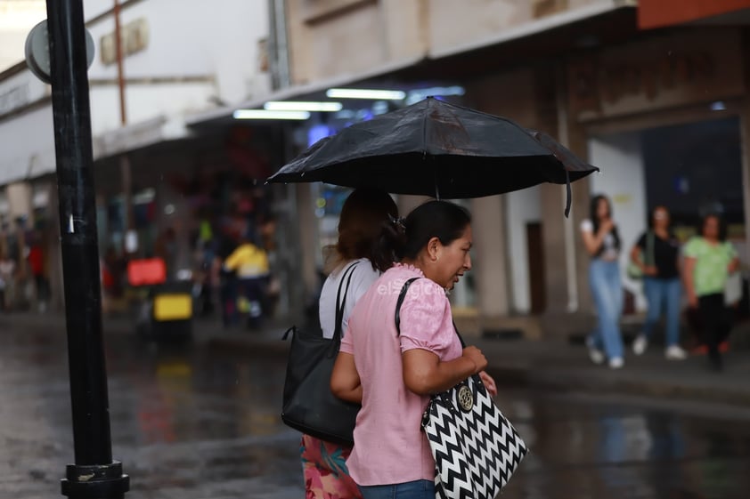 La lluvia sorprendió a los duranguenses esta tarde