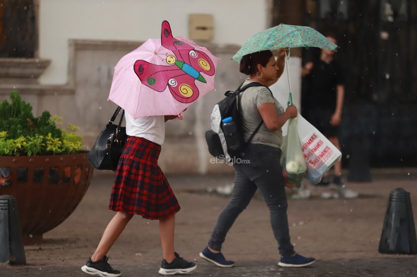 La lluvia sorprendió a los duranguenses esta tarde