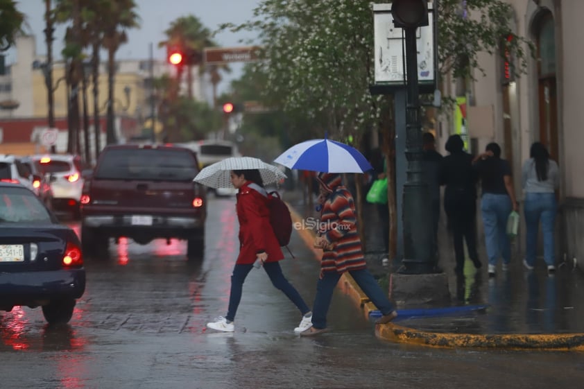 Lluvia sorprende a los duranguenses