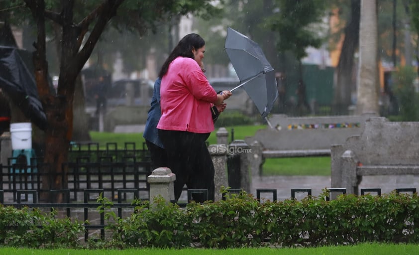 Lluvia sorprende a los duranguenses