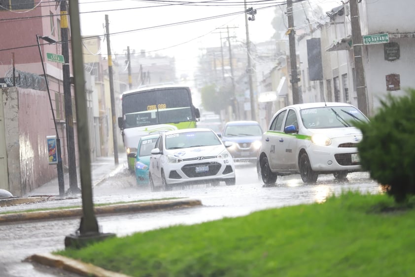 Lluvia sorprende a los duranguenses