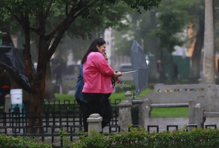 Lluvia sorprende a los duranguenses