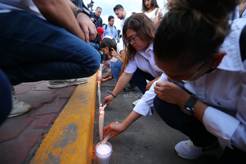 Amigos, compañeros, grupos feministas y sociedad duranguense, se unieron en una marcha del silencio a nombre de Ixchel Yadira, quien luego de una búsqueda de días, fue encontrada sin vida en un domicilio en Canatlán, propiedad de su suegro.