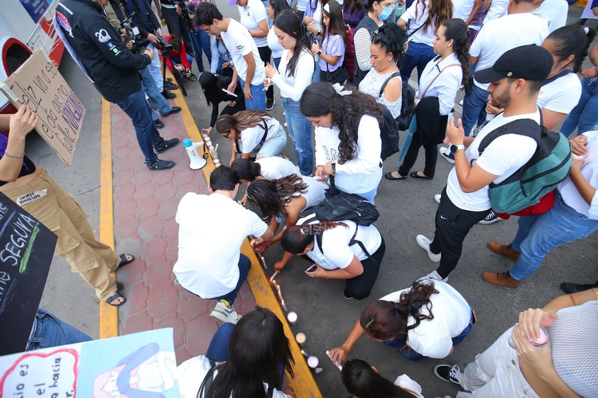 Amigos, compañeros, grupos feministas y sociedad duranguense, se unieron en una marcha del silencio a nombre de Ixchel Yadira, quien luego de una búsqueda de días, fue encontrada sin vida en un domicilio en Canatlán, propiedad de su suegro.