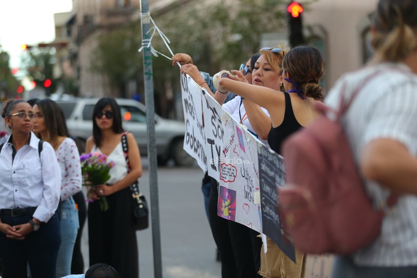 Amigos, compañeros, grupos feministas y sociedad duranguense, se unieron en una marcha del silencio a nombre de Ixchel Yadira, quien luego de una búsqueda de días, fue encontrada sin vida en un domicilio en Canatlán, propiedad de su suegro.