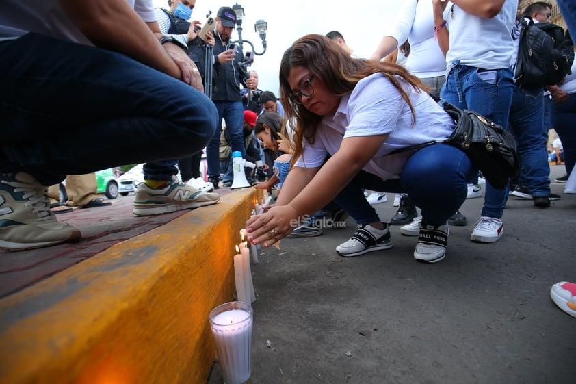 Amigos, compañeros, grupos feministas y sociedad duranguense, se unieron en una marcha del silencio a nombre de Ixchel Yadira, quien luego de una búsqueda de días, fue encontrada sin vida en un domicilio en Canatlán, propiedad de su suegro.