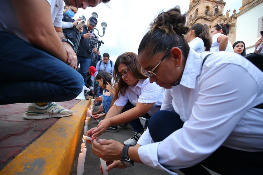 Amigos, compañeros, grupos feministas y sociedad duranguense, se unieron en una marcha del silencio a nombre de Ixchel Yadira, quien luego de una búsqueda de días, fue encontrada sin vida en un domicilio en Canatlán, propiedad de su suegro.