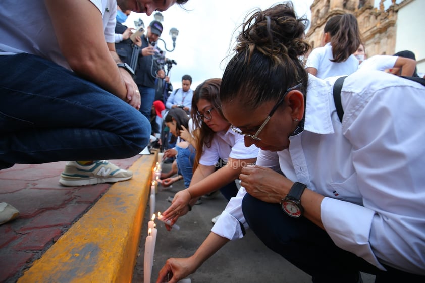 Amigos, compañeros, grupos feministas y sociedad duranguense, se unieron en una marcha del silencio a nombre de Ixchel Yadira, quien luego de una búsqueda de días, fue encontrada sin vida en un domicilio en Canatlán, propiedad de su suegro.