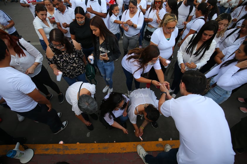 Amigos, compañeros, grupos feministas y sociedad duranguense, se unieron en una marcha del silencio a nombre de Ixchel Yadira, quien luego de una búsqueda de días, fue encontrada sin vida en un domicilio en Canatlán, propiedad de su suegro.