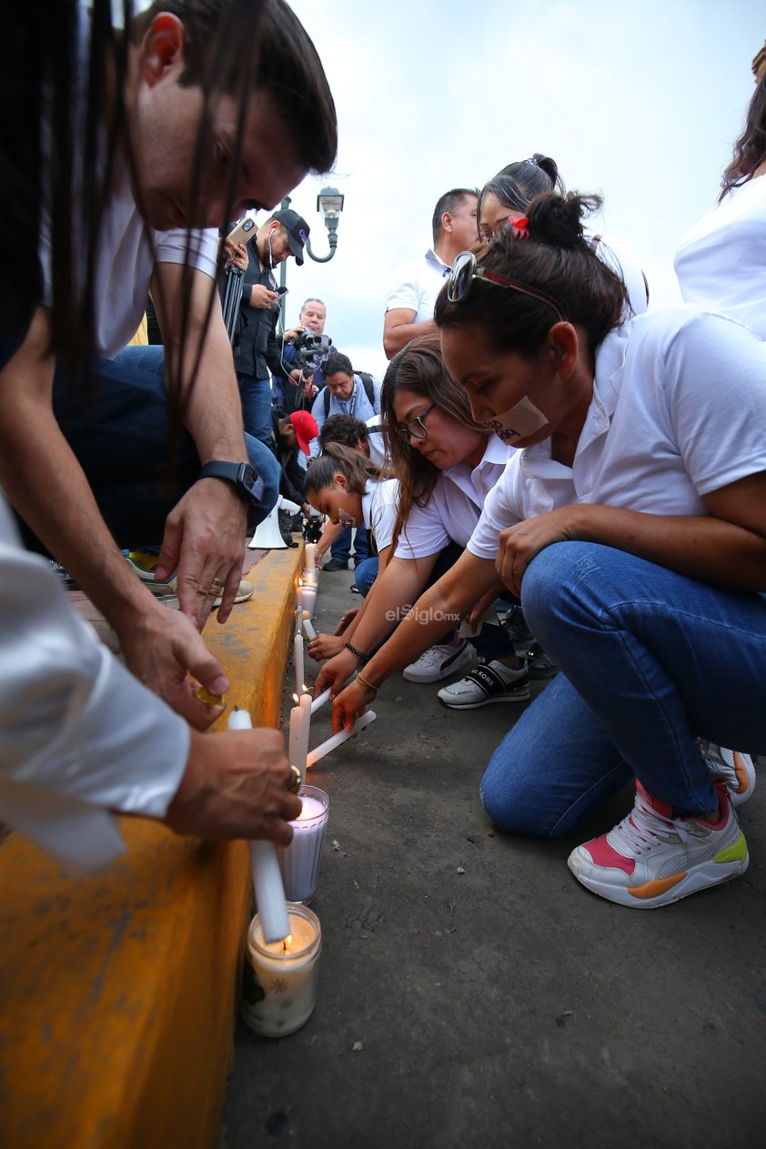 Amigos, compañeros, grupos feministas y sociedad duranguense, se unieron en una marcha del silencio a nombre de Ixchel Yadira, quien luego de una búsqueda de días, fue encontrada sin vida en un domicilio en Canatlán, propiedad de su suegro.