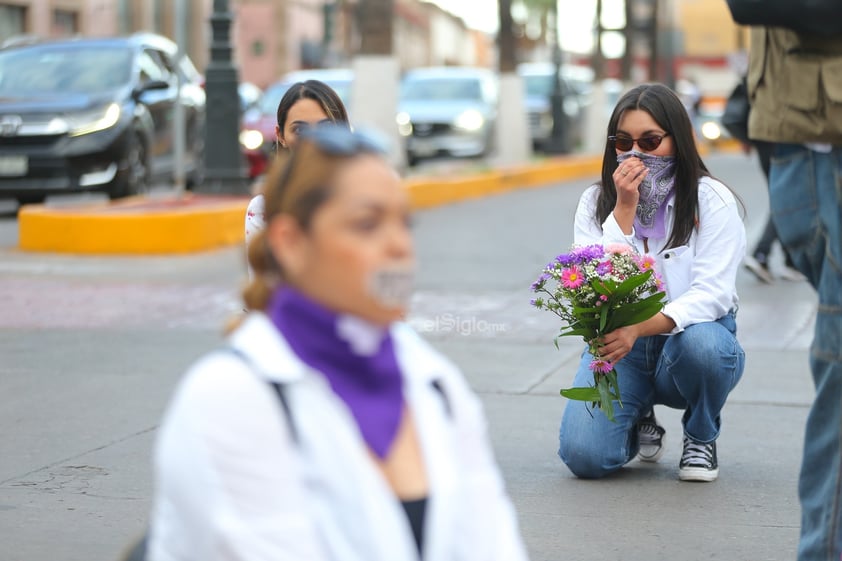 Amigos, compañeros, grupos feministas y sociedad duranguense, se unieron en una marcha del silencio a nombre de Ixchel Yadira, quien luego de una búsqueda de días, fue encontrada sin vida en un domicilio en Canatlán, propiedad de su suegro.