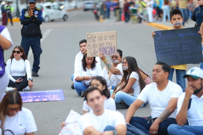 Amigos, compañeros, grupos feministas y sociedad duranguense, se unieron en una marcha del silencio a nombre de Ixchel Yadira, quien luego de una búsqueda de días, fue encontrada sin vida en un domicilio en Canatlán, propiedad de su suegro.