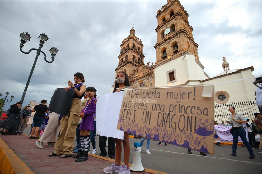 Amigos, compañeros, grupos feministas y sociedad duranguense, se unieron en una marcha del silencio a nombre de Ixchel Yadira, quien luego de una búsqueda de días, fue encontrada sin vida en un domicilio en Canatlán, propiedad de su suegro.