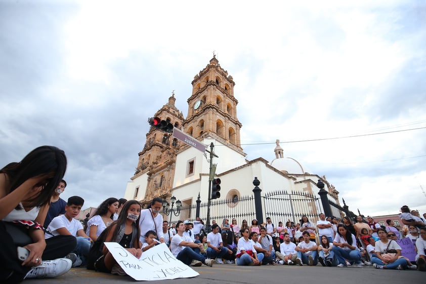 Amigos, compañeros, grupos feministas y sociedad duranguense, se unieron en una marcha del silencio a nombre de Ixchel Yadira, quien luego de una búsqueda de días, fue encontrada sin vida en un domicilio en Canatlán, propiedad de su suegro.