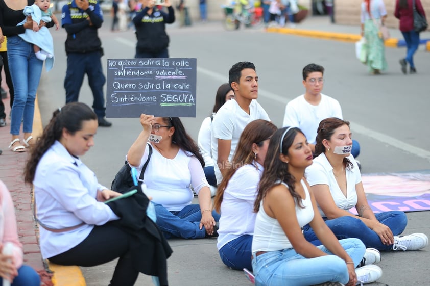 Amigos, compañeros, grupos feministas y sociedad duranguense, se unieron en una marcha del silencio a nombre de Ixchel Yadira, quien luego de una búsqueda de días, fue encontrada sin vida en un domicilio en Canatlán, propiedad de su suegro.