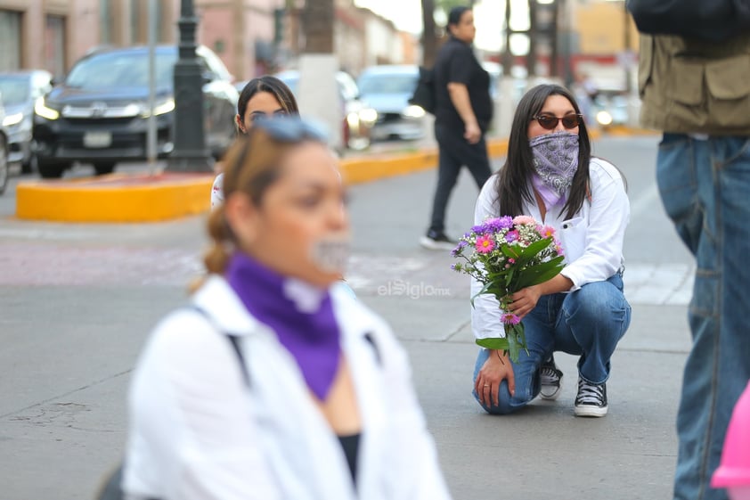 Amigos, compañeros, grupos feministas y sociedad duranguense, se unieron en una marcha del silencio a nombre de Ixchel Yadira, quien luego de una búsqueda de días, fue encontrada sin vida en un domicilio en Canatlán, propiedad de su suegro.