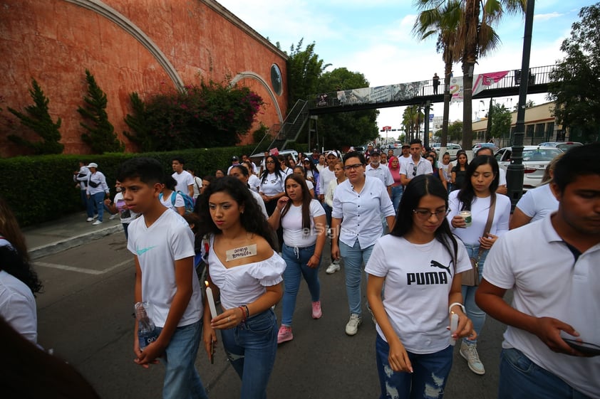 Amigos, compañeros, grupos feministas y sociedad duranguense, se unieron en una marcha del silencio a nombre de Ixchel Yadira, quien luego de una búsqueda de días, fue encontrada sin vida en un domicilio en Canatlán, propiedad de su suegro.