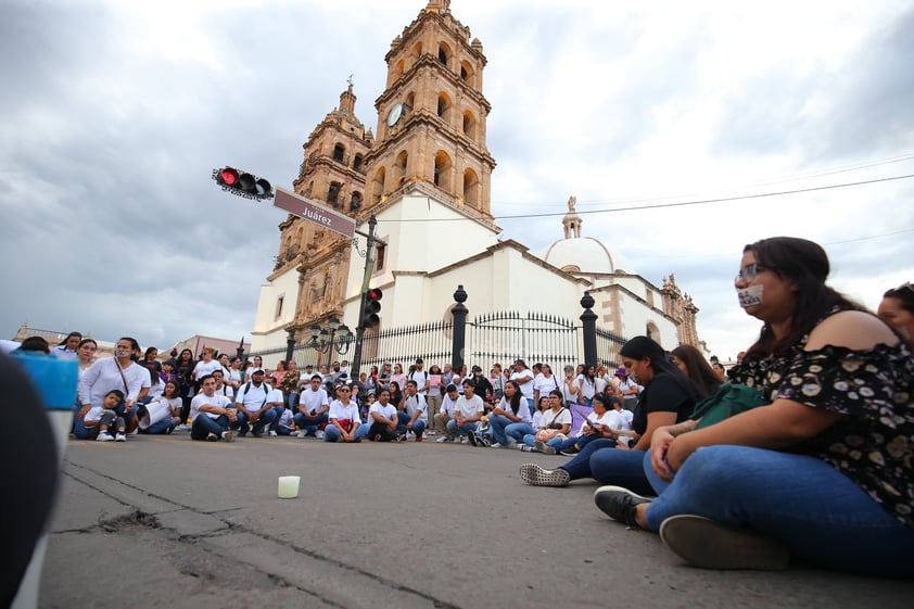 Amigos, compañeros, grupos feministas y sociedad duranguense, se unieron en una marcha del silencio a nombre de Ixchel Yadira, quien luego de una búsqueda de días, fue encontrada sin vida en un domicilio en Canatlán, propiedad de su suegro.