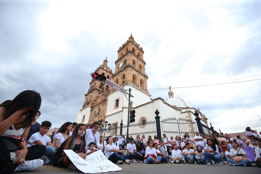 Amigos, compañeros, grupos feministas y sociedad duranguense, se unieron en una marcha del silencio a nombre de Ixchel Yadira, quien luego de una búsqueda de días, fue encontrada sin vida en un domicilio en Canatlán, propiedad de su suegro.