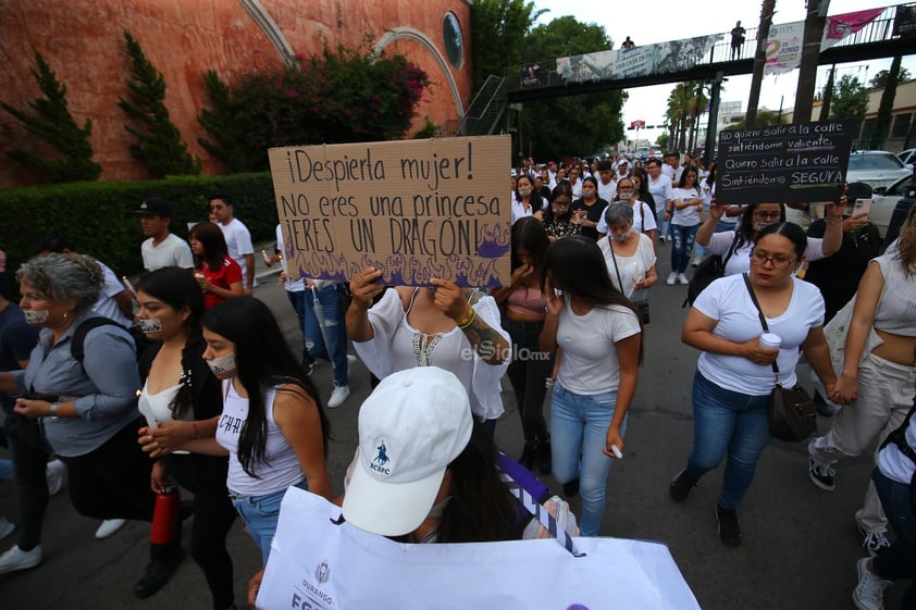 Amigos, compañeros, grupos feministas y sociedad duranguense, se unieron en una marcha del silencio a nombre de Ixchel Yadira, quien luego de una búsqueda de días, fue encontrada sin vida en un domicilio en Canatlán, propiedad de su suegro.