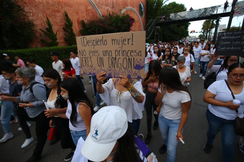 Amigos, compañeros, grupos feministas y sociedad duranguense, se unieron en una marcha del silencio a nombre de Ixchel Yadira, quien luego de una búsqueda de días, fue encontrada sin vida en un domicilio en Canatlán, propiedad de su suegro.