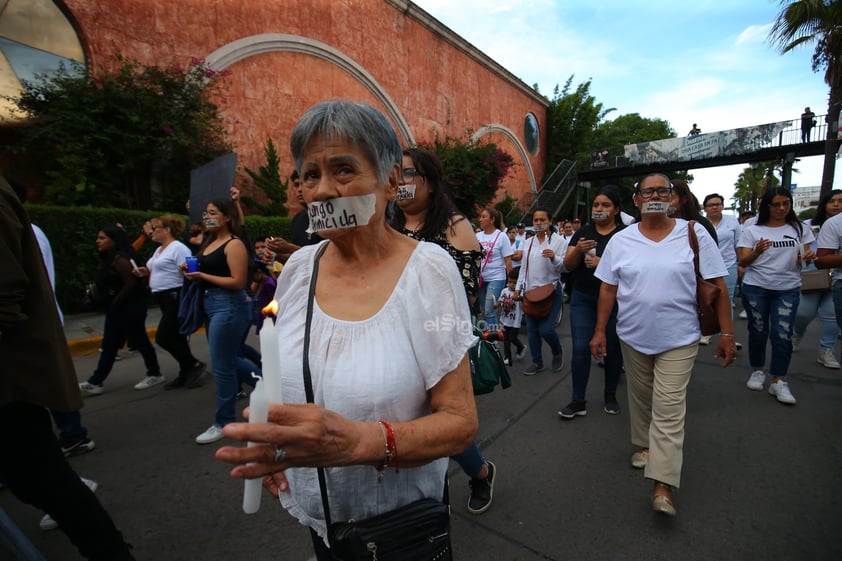 Amigos, compañeros, grupos feministas y sociedad duranguense, se unieron en una marcha del silencio a nombre de Ixchel Yadira, quien luego de una búsqueda de días, fue encontrada sin vida en un domicilio en Canatlán, propiedad de su suegro.