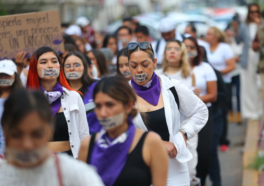 Amigos, compañeros, grupos feministas y sociedad duranguense, se unieron en una marcha del silencio a nombre de Ixchel Yadira, quien luego de una búsqueda de días, fue encontrada sin vida en un domicilio en Canatlán, propiedad de su suegro.