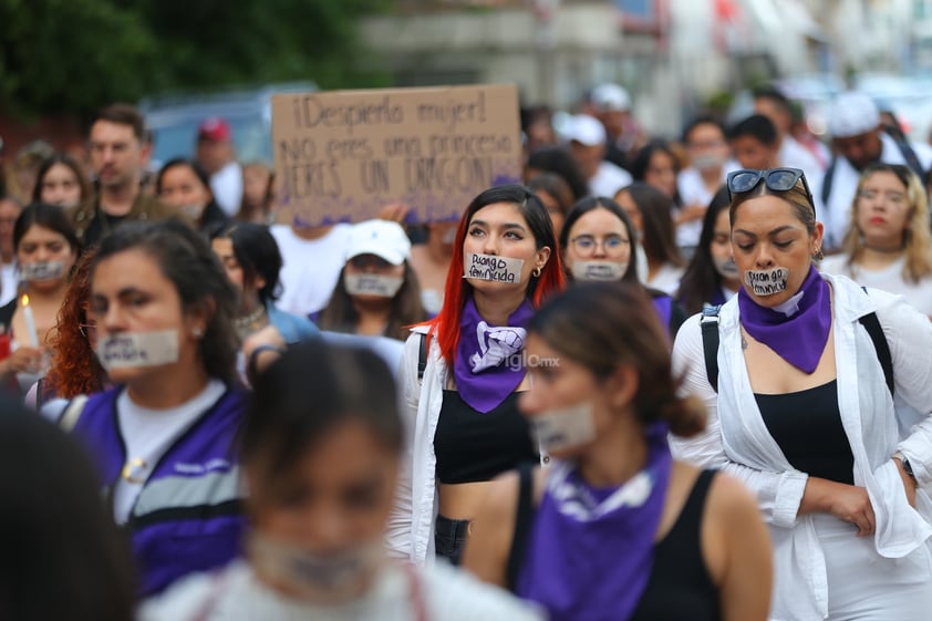 Amigos, compañeros, grupos feministas y sociedad duranguense, se unieron en una marcha del silencio a nombre de Ixchel Yadira, quien luego de una búsqueda de días, fue encontrada sin vida en un domicilio en Canatlán, propiedad de su suegro.