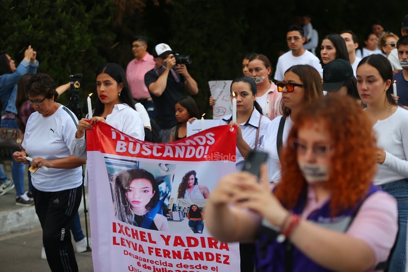 Amigos, compañeros, grupos feministas y sociedad duranguense, se unieron en una marcha del silencio a nombre de Ixchel Yadira, quien luego de una búsqueda de días, fue encontrada sin vida en un domicilio en Canatlán, propiedad de su suegro.