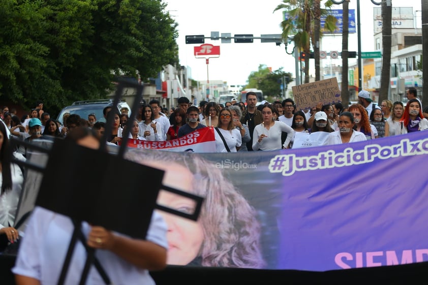 Amigos, compañeros, grupos feministas y sociedad duranguense, se unieron en una marcha del silencio a nombre de Ixchel Yadira, quien luego de una búsqueda de días, fue encontrada sin vida en un domicilio en Canatlán, propiedad de su suegro.