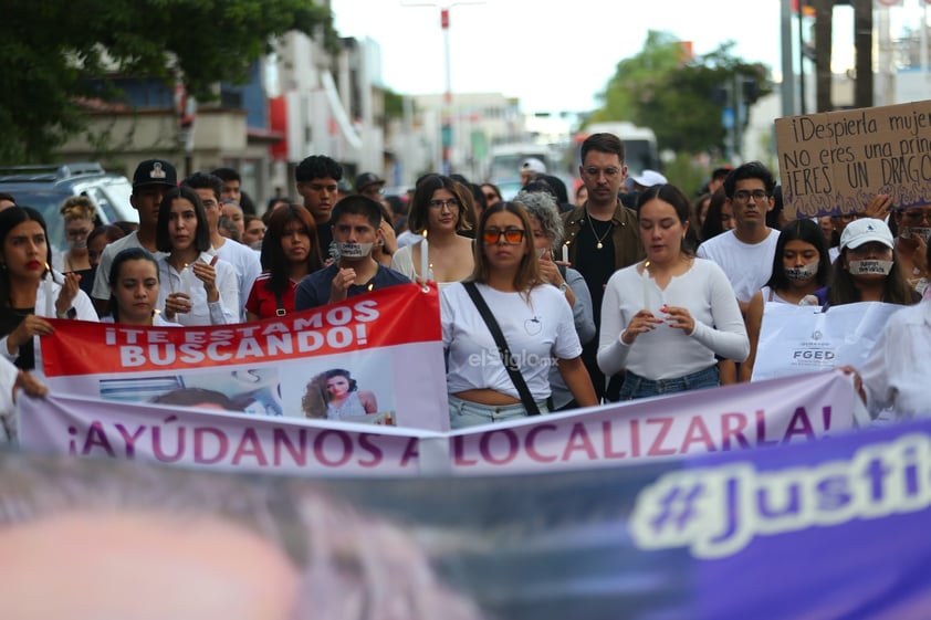 Amigos, compañeros, grupos feministas y sociedad duranguense, se unieron en una marcha del silencio a nombre de Ixchel Yadira, quien luego de una búsqueda de días, fue encontrada sin vida en un domicilio en Canatlán, propiedad de su suegro.