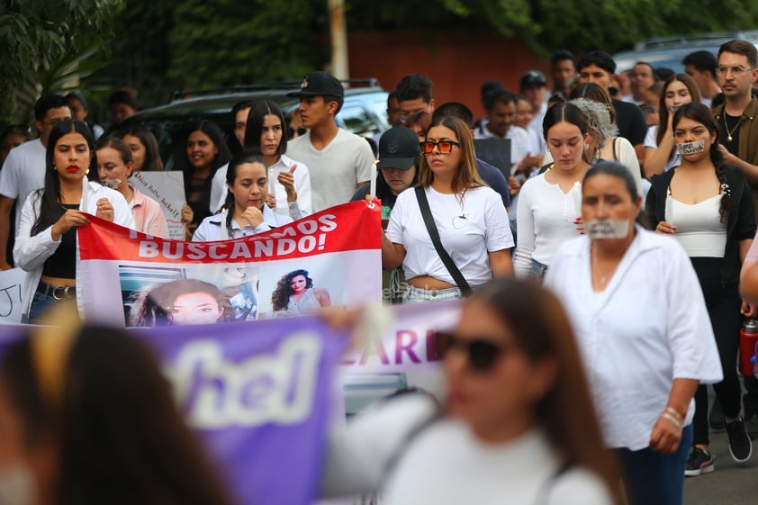 Amigos, compañeros, grupos feministas y sociedad duranguense, se unieron en una marcha del silencio a nombre de Ixchel Yadira, quien luego de una búsqueda de días, fue encontrada sin vida en un domicilio en Canatlán, propiedad de su suegro.