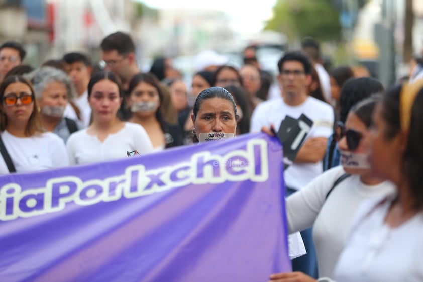 Amigos, compañeros, grupos feministas y sociedad duranguense, se unieron en una marcha del silencio a nombre de Ixchel Yadira, quien luego de una búsqueda de días, fue encontrada sin vida en un domicilio en Canatlán, propiedad de su suegro.