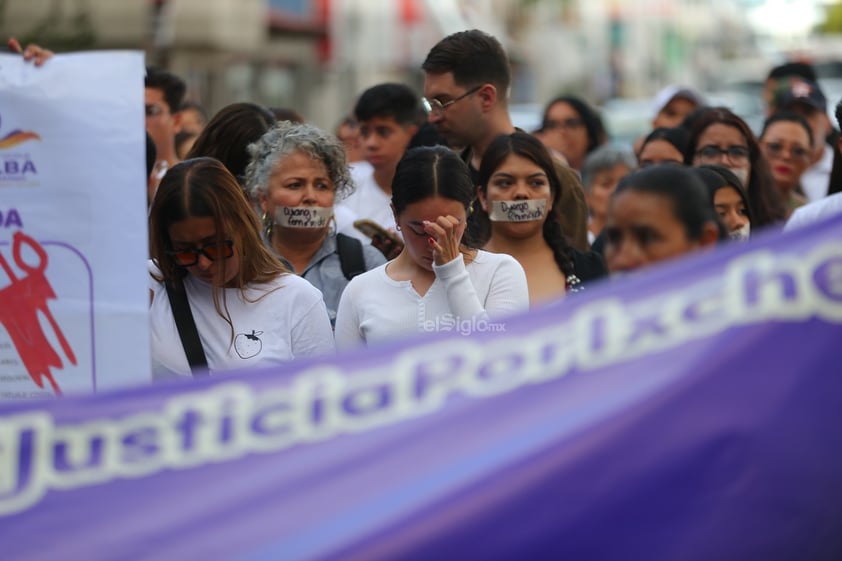 Amigos, compañeros, grupos feministas y sociedad duranguense, se unieron en una marcha del silencio a nombre de Ixchel Yadira, quien luego de una búsqueda de días, fue encontrada sin vida en un domicilio en Canatlán, propiedad de su suegro.