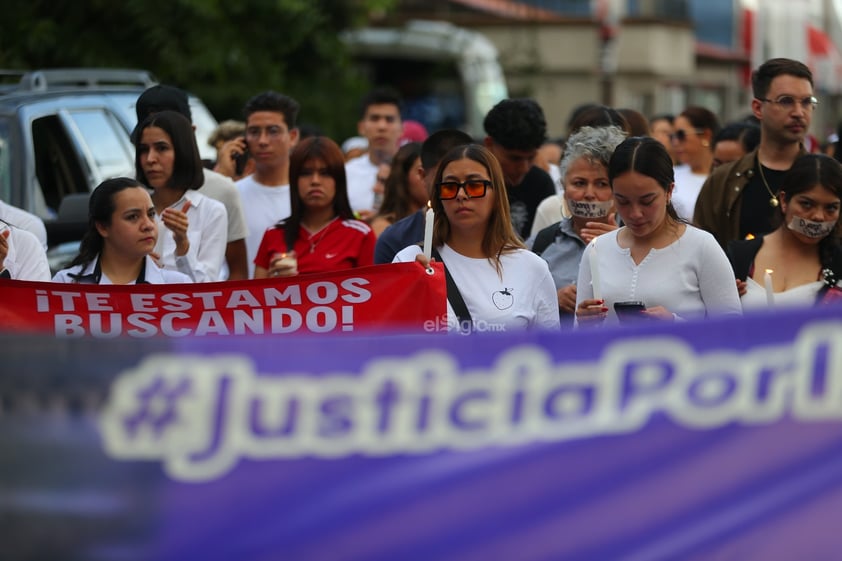 Amigos, compañeros, grupos feministas y sociedad duranguense, se unieron en una marcha del silencio a nombre de Ixchel Yadira, quien luego de una búsqueda de días, fue encontrada sin vida en un domicilio en Canatlán, propiedad de su suegro.