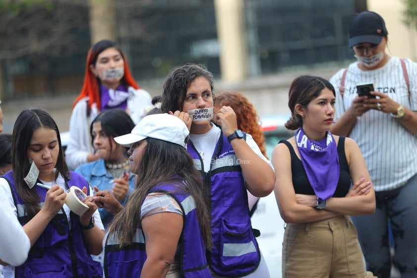 Amigos, compañeros, grupos feministas y sociedad duranguense, se unieron en una marcha del silencio a nombre de Ixchel Yadira, quien luego de una búsqueda de días, fue encontrada sin vida en un domicilio en Canatlán, propiedad de su suegro.