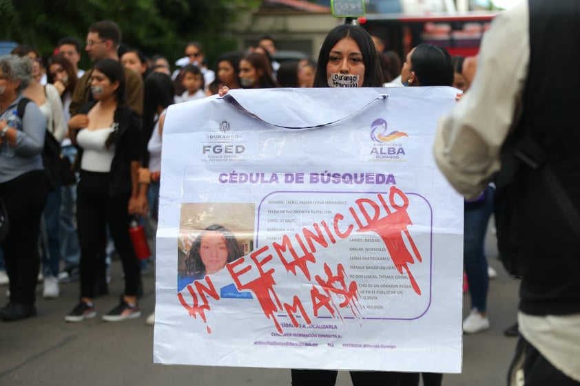 Amigos, compañeros, grupos feministas y sociedad duranguense, se unieron en una marcha del silencio a nombre de Ixchel Yadira, quien luego de una búsqueda de días, fue encontrada sin vida en un domicilio en Canatlán, propiedad de su suegro.