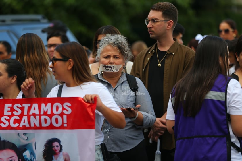 Amigos, compañeros, grupos feministas y sociedad duranguense, se unieron en una marcha del silencio a nombre de Ixchel Yadira, quien luego de una búsqueda de días, fue encontrada sin vida en un domicilio en Canatlán, propiedad de su suegro.