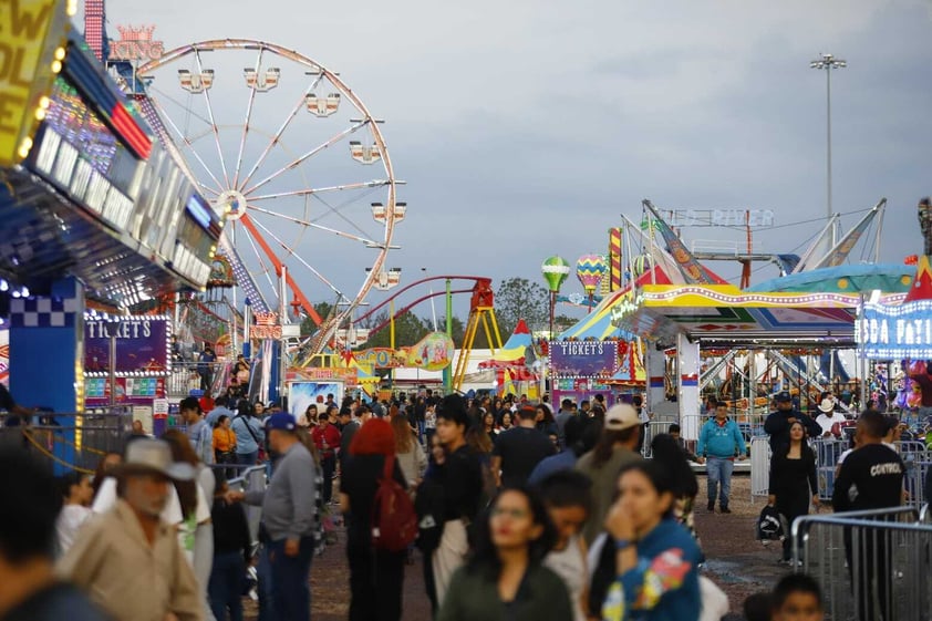 Este viernes 19 de julio, duranguenses se dieron cita a la Feria Nacional Francisco Villa para festejar el 461 aniversario de la capital duranguense.