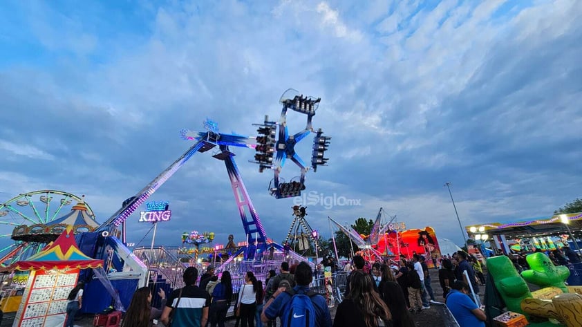 Este viernes 19 de julio, duranguenses se dieron cita a la Feria Nacional Francisco Villa para festejar el 461 aniversario de la capital duranguense.