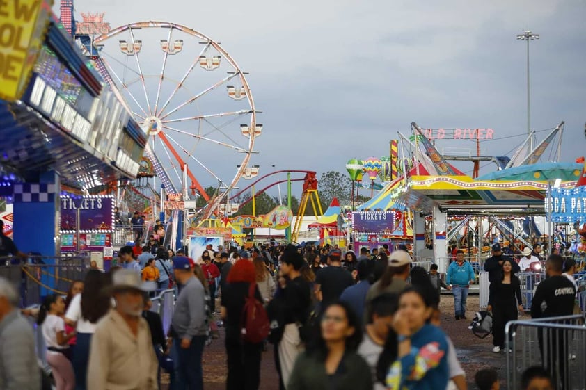 Este viernes 19 de julio, duranguenses se dieron cita a la Feria Nacional Francisco Villa para festejar el 461 aniversario de la capital duranguense.