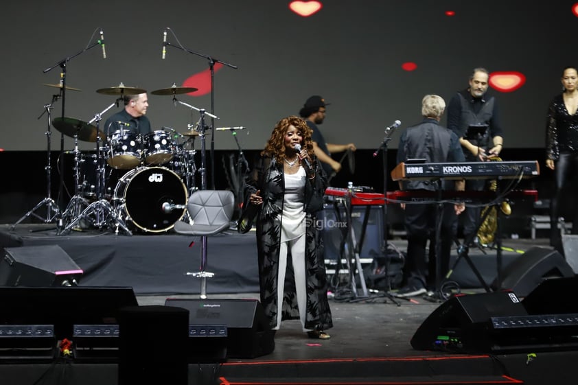 Gloria Gaynor interpreta sus éxitos para los duranguenses en la Velaría de la Feria Nacional Durango “Francisco Villa