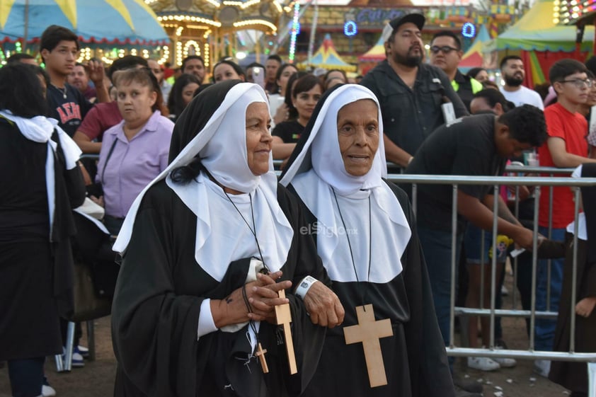 En la Feria Nacional de Durango 2024, se tenía como propósito romper el récord de más monjas en un juego mecánico de Espectaculares García.