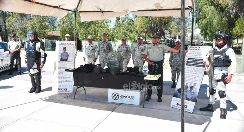 Elementos de la Sedena y la Guardia Nacional realizaron una breve demostración de sus actividades.