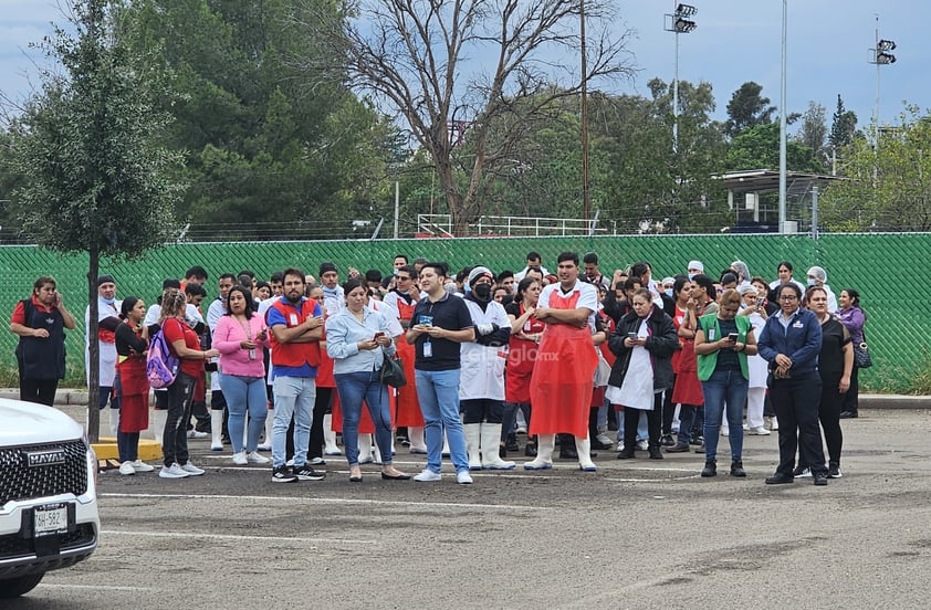 Al instante se activaron los protocolos de emergencia de la tienda para realizar la evacuación ordenada de clientes y personal.