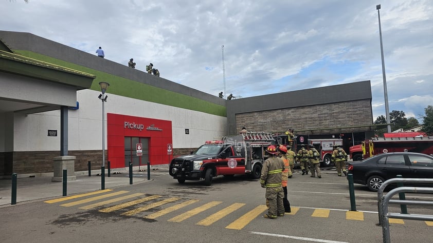 Al instante se activaron los protocolos de emergencia de la tienda para realizar la evacuación ordenada de clientes y personal.