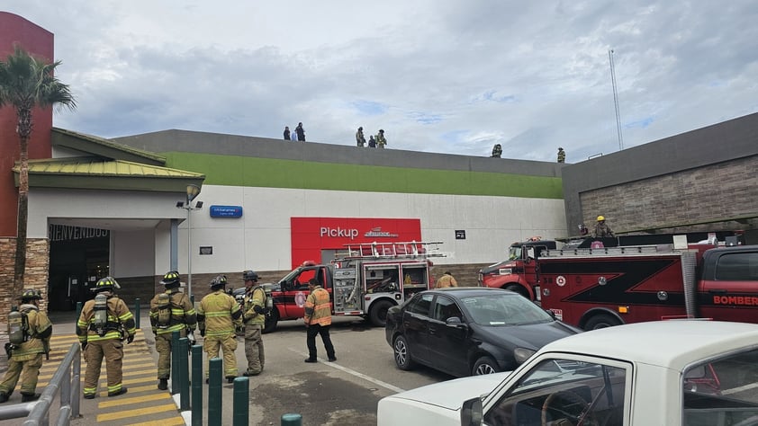 Al instante se activaron los protocolos de emergencia de la tienda para realizar la evacuación ordenada de clientes y personal.