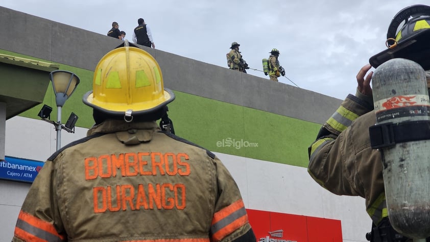 Al instante se activaron los protocolos de emergencia de la tienda para realizar la evacuación ordenada de clientes y personal.