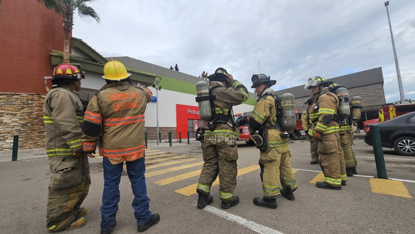 Al instante se activaron los protocolos de emergencia de la tienda para realizar la evacuación ordenada de clientes y personal.